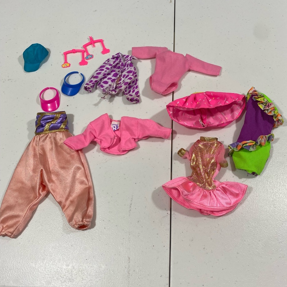 -Barbie cLothes Lot & accessories. Smoke/pet free home.Vintage 90’s & 80’s